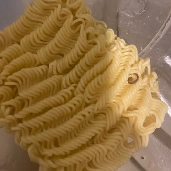 Noodle Paketinde Beklenmedik Metal Parça