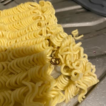 Noodle Paketinde Beklenmedik Metal Parça