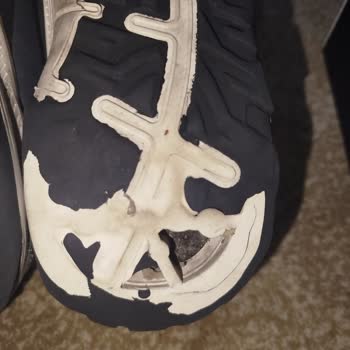 Su Geçirmez Ayakkabının Tabanı Patladı