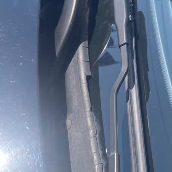 BMW 1 Aracının Ön Cam Fitilleri Çatladı Ve Döküldü