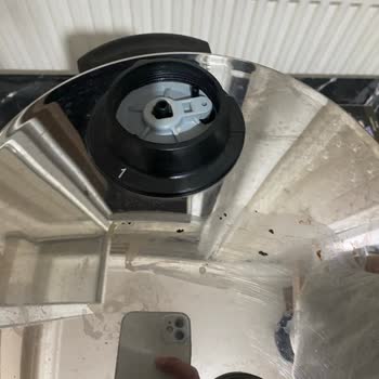 Fissler Düdüklü Tencerenin Parçası Yemek Pişirirken Düşüyor