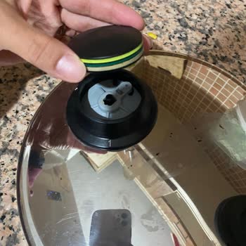 Fissler Düdüklü Tencerenin Parçası Yemek Pişirirken Düşüyor