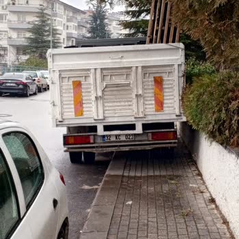 Okul Bölgesindeki Kaldırım Sorunu Ve Güvenlik Tehlikesi