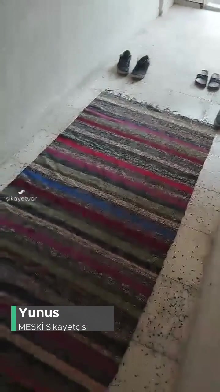 MESKİ Su Faturası Kesen Ekip Ayakkabı İle İçeri Giriyor! videonun kapak resmi