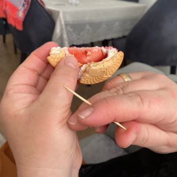 Eti Puf'ta Şok: Kıl Çıktı!