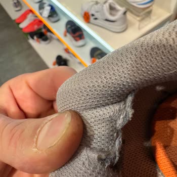 Nike Ayakkabıda Açılma Ve Mağaza Müdürü İlgisizliği