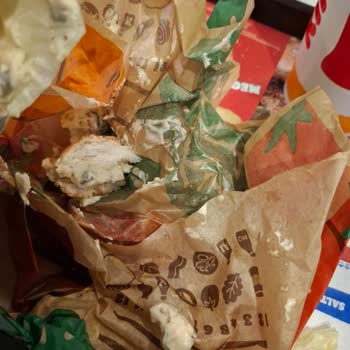 Burger King'de Hayal Kırıklığı: Taş Gibi Ekmek Ve Soslu Hamburger