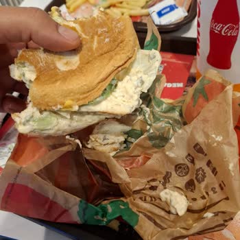 Burger King'de Hayal Kırıklığı: Taş Gibi Ekmek Ve Soslu Hamburger