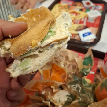 Burger King'de Hayal Kırıklığı: Taş Gibi Ekmek Ve Soslu Hamburger