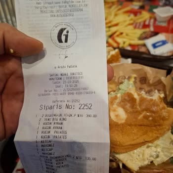 Burger King'de Hayal Kırıklığı: Taş Gibi Ekmek Ve Soslu Hamburger