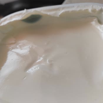 Sütaş Süzme Yoğurt SKT Dolmadan Küflendi