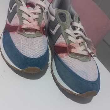 Hummel Ayakkabıların Renkleri Aktı