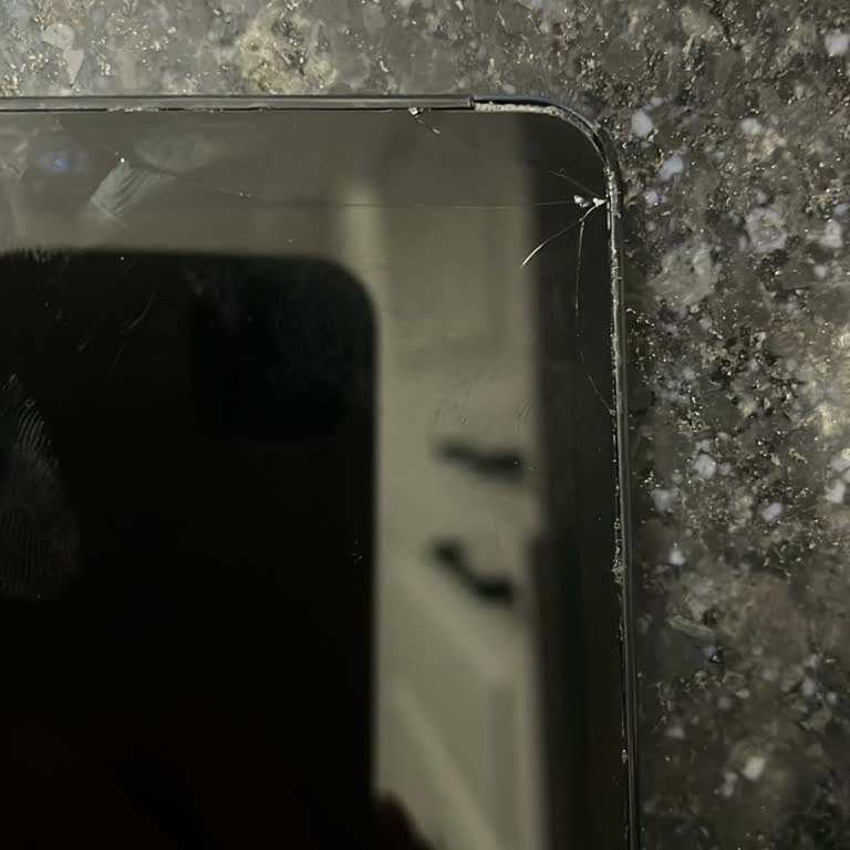 Kırılan Tablet Ekranı Ve İlgisiz Hizmet