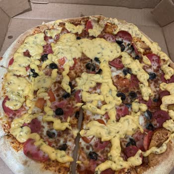 Eksik Soslu Ve Yenilmeyecek Haldeki Pizza