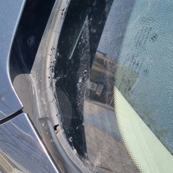 BMW F30 Ön Cam Fitili Sorunu: Kaliteye Yakışmayan Çürüme