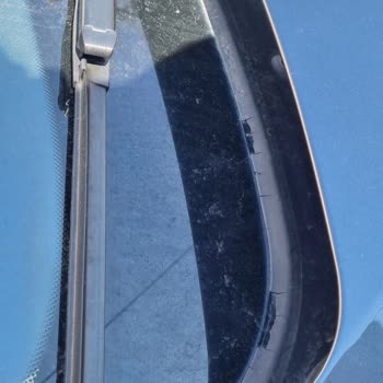 BMW F30 Ön Cam Fitili Sorunu: Kaliteye Yakışmayan Çürüme