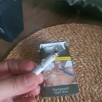 Parliament Night Blue'da Kalite Sorunu: Tahta Parçaları Ve Boğaz Yanması