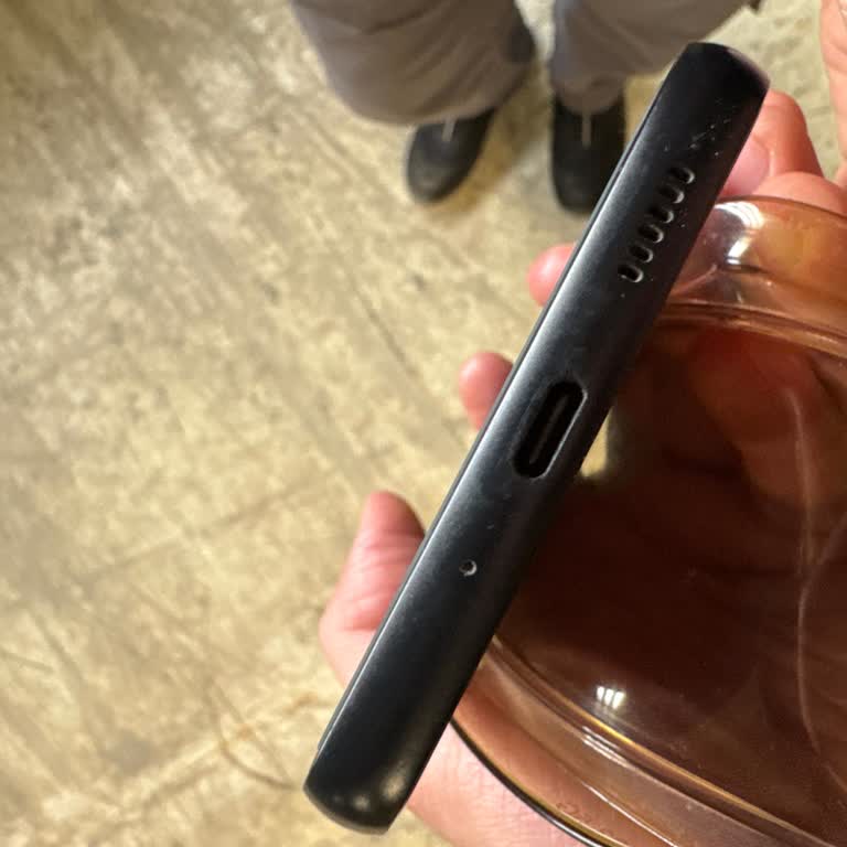 Apple İphone 15 Pro'da Şarj Soketi Sorunu Ve Yetersiz Servis Hizmeti