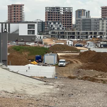 Antalya Büyükşehir Belediyesi'nin Yol Yapımındaki Gecikmesi Mağduriyet Yaratıyor