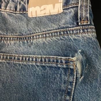Mavi Jeans Kot Pantolonun Hızla Yırtılması Ve Etiket Sorunu