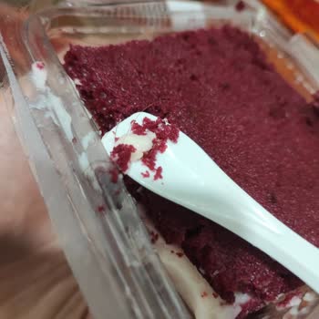 Hijyen Skandalı: Tatlıdan Çıkan Kıl Şoku