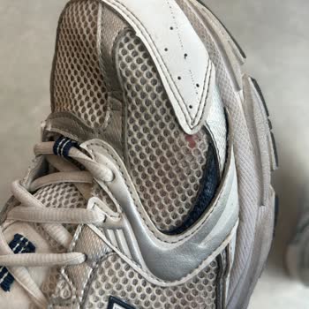 New Balance Ayakkabılarda Beklenmedik Yırtılma Sorunu