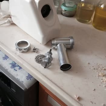 Paslanan Makine Aparatı Ve Kullanılamayan Ürün