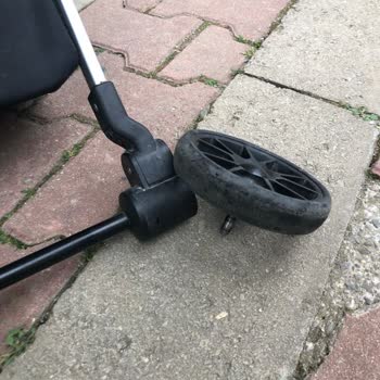 Bebek Arabası Tekerlek Sorunu Ve Yetersiz Servis