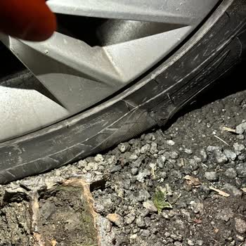 Yarım Bırakılan İş Yüzünden Lastik Zarar Gördü