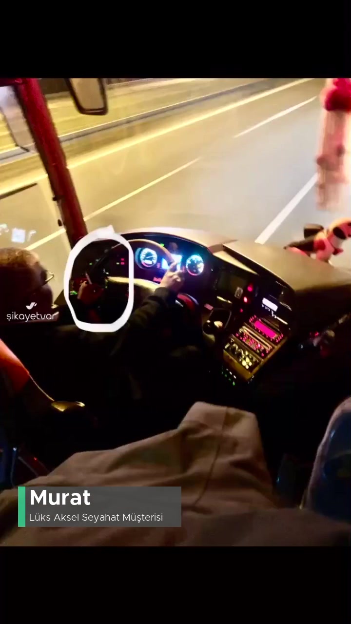 Lüks Aksel Seyahat Şoförün Ve Muavinin Sigara İçmesi videonun kapak resmi