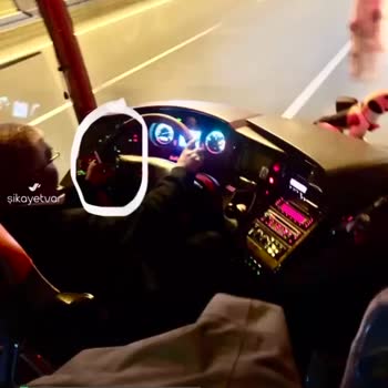 Lüks Aksel Seyahat Şoförün Ve Muavinin Sigara İçmesi