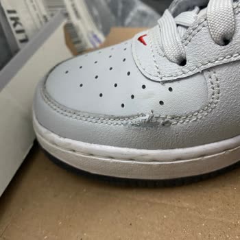 Ayakkabının Yırtılması Ve Mağaza İlgisizliği