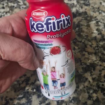 Çilekli Kefir Şişesi Şişmiş Ve Ekşimiş
