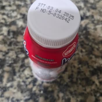 Çilekli Kefir Şişesi Şişmiş Ve Ekşimiş