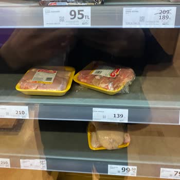 Mağazada İlgisiz Çalışan Ve Açık Paketli Et Ürünleri