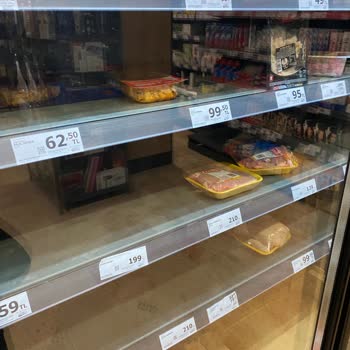 Mağazada İlgisiz Çalışan Ve Açık Paketli Et Ürünleri