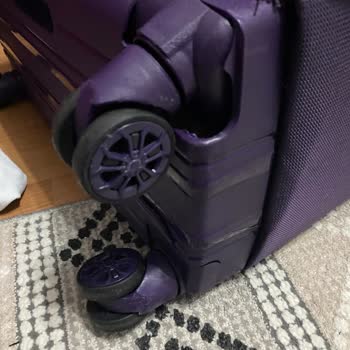 Valija rota y mojada en vuelo de Wizz Air, solicito compensación