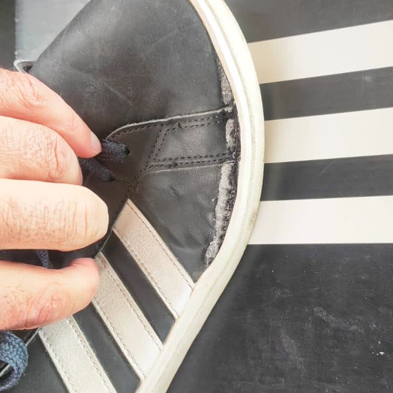 Adidas Ayakkabı 13. Ayda Patladı, Mağaza İlgisiz Kaldı