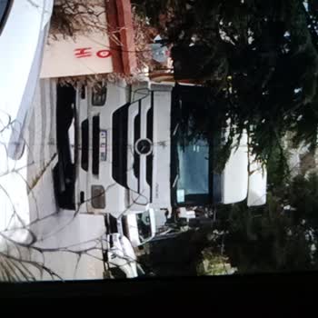 Kaldırımı Kapatan Kamyonlar Yüzünden Yaşanan Tehlike