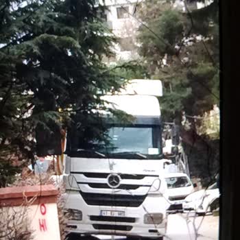 Kaldırımı Kapatan Kamyonlar Yüzünden Yaşanan Tehlike