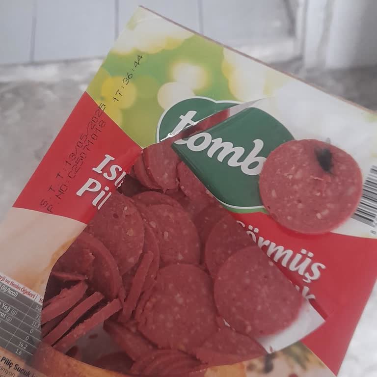 BİM Market'ten Alınan Sucukta Şok Edici Sinek Sorunu