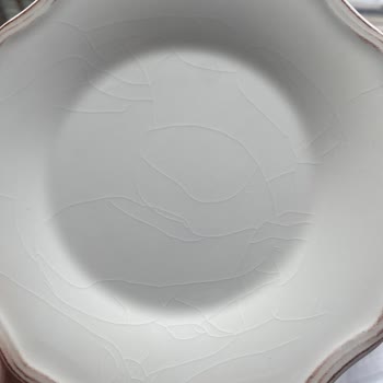 Mudo Porselen Takımında Beklenmedik Çizikler Ve Kırıklar