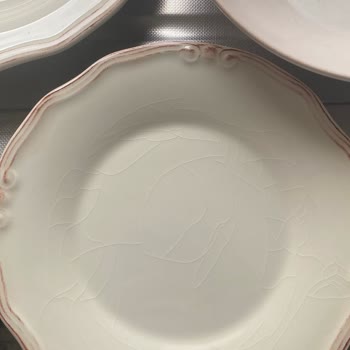 Mudo Porselen Takımında Beklenmedik Çizikler Ve Kırıklar