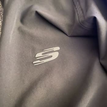 Skechers'ın Kalitesizliği: Logosu 4 Yıkamada Koptu!