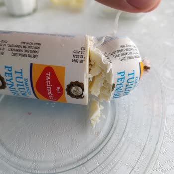 Taciroğlu Peynirinde Plastik İp Parçası Şoku
