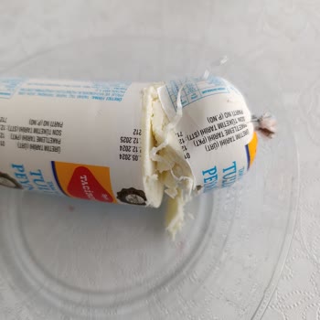 Taciroğlu Peynirinde Plastik İp Parçası Şoku