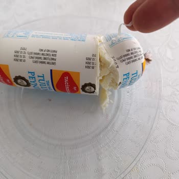 Taciroğlu Peynirinde Plastik İp Parçası Şoku