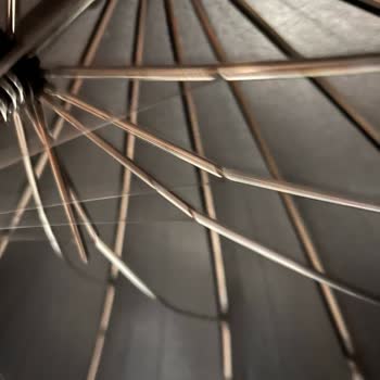 Marlux Şemsiye İlk Rüzgarda Ters Döndü Ve Kırıldı