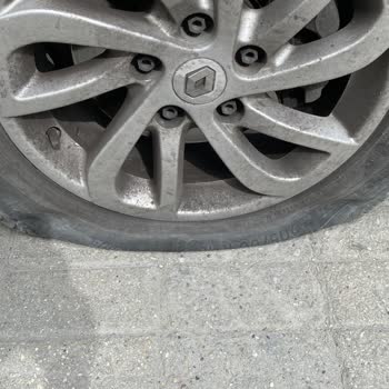 Olivium Otoparkındaki Kapanlar Araç Lastiğimi Parçaladı