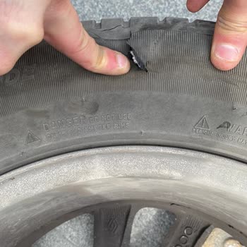 Olivium Otoparkındaki Kapanlar Araç Lastiğimi Parçaladı